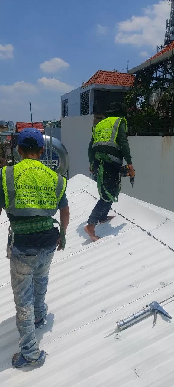 sửa m&aacute;i t&ocirc;n bị dột tphcm