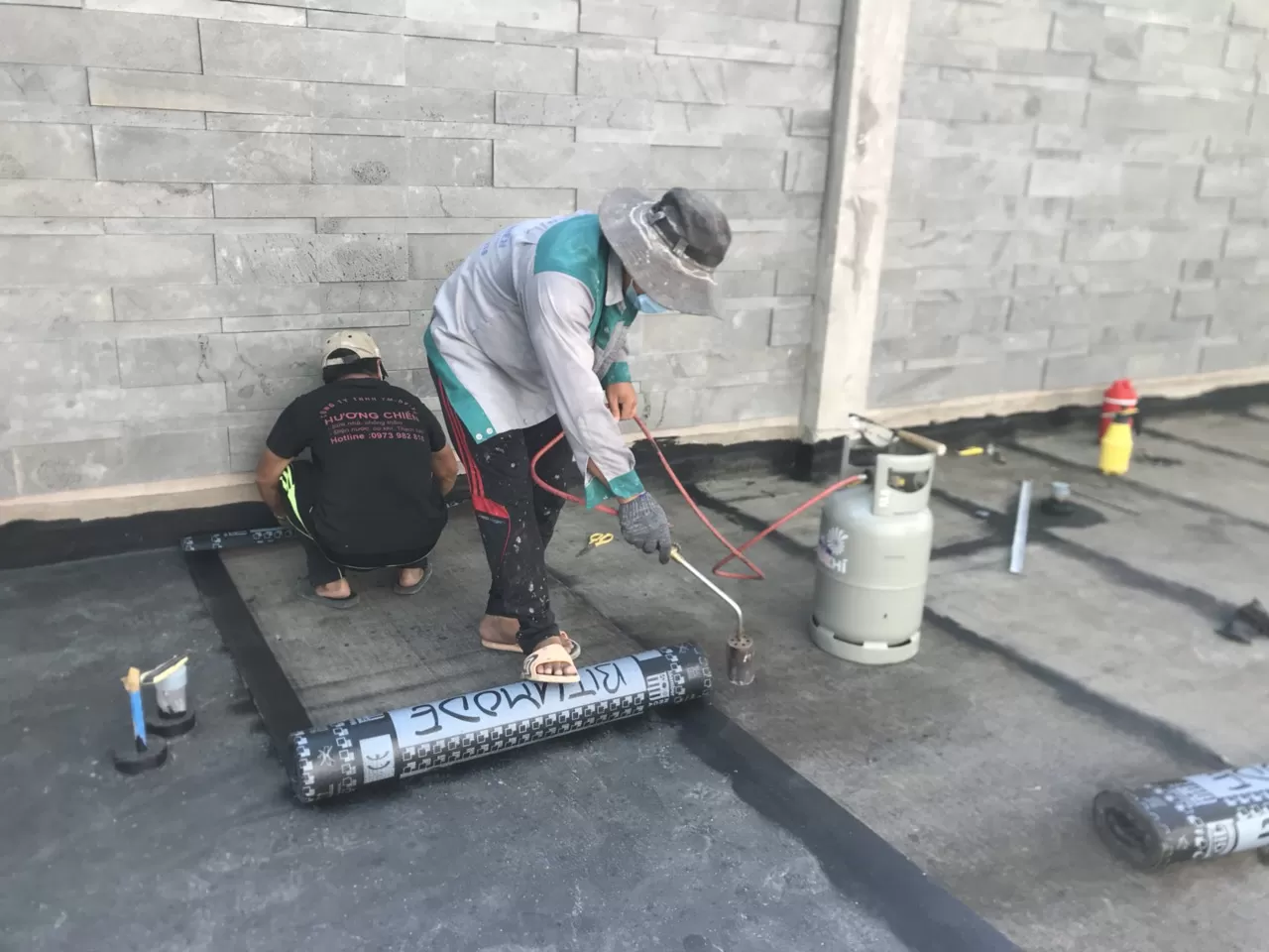 thay m&aacute;i t&ocirc;n bị dột tphcm