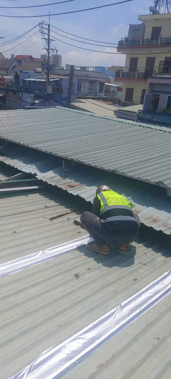 sửa m&aacute;i t&ocirc;n bị dột tphcm