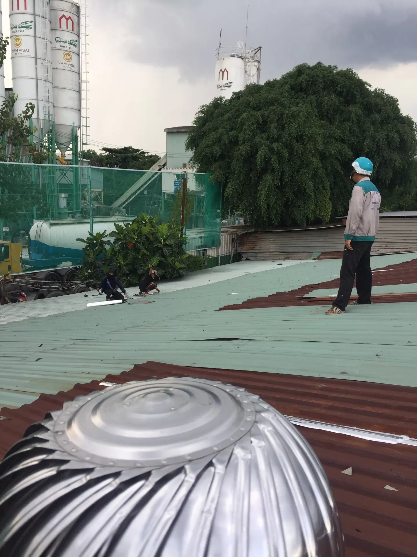 bắn v&iacute;t m&aacute;i t&ocirc;n chống dột tphcm