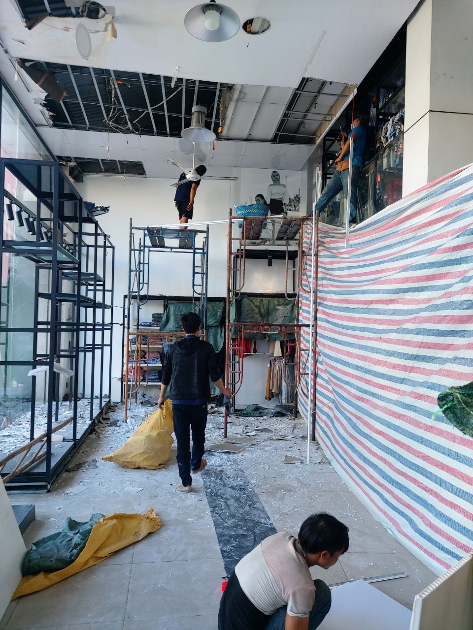 thi công trần vách thạch cao tại Quận 4