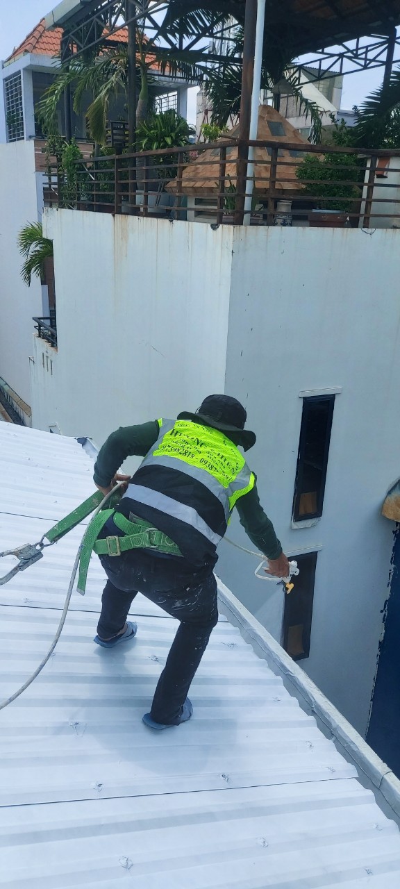 Dịch vụ sửa mái tôn bị dột tại Quận 7