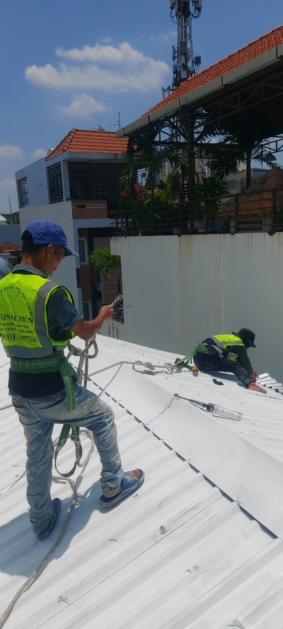 Dịch vụ sửa mái tôn bị dột tại Quận 7