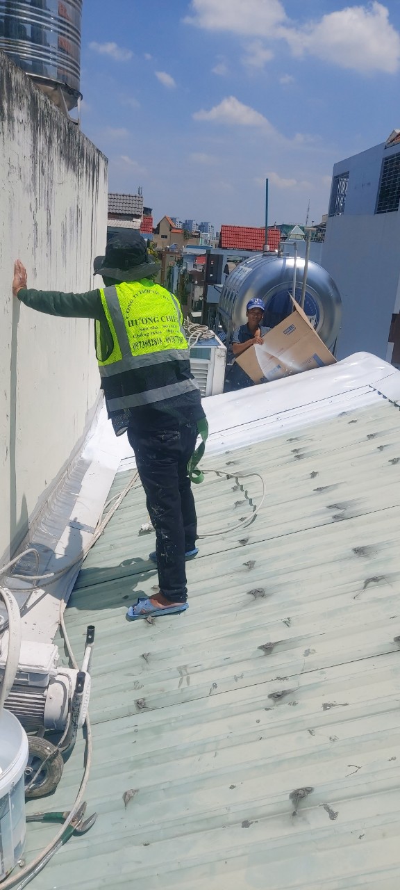 Thợ sửa mái tôn bị dột tại Đồng Nai