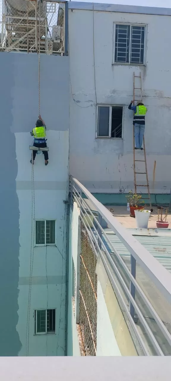 Thợ chống thấm tường tại Quận 1 – Giải pháp nhanh cho tường ẩm, nứt, rò rỉ